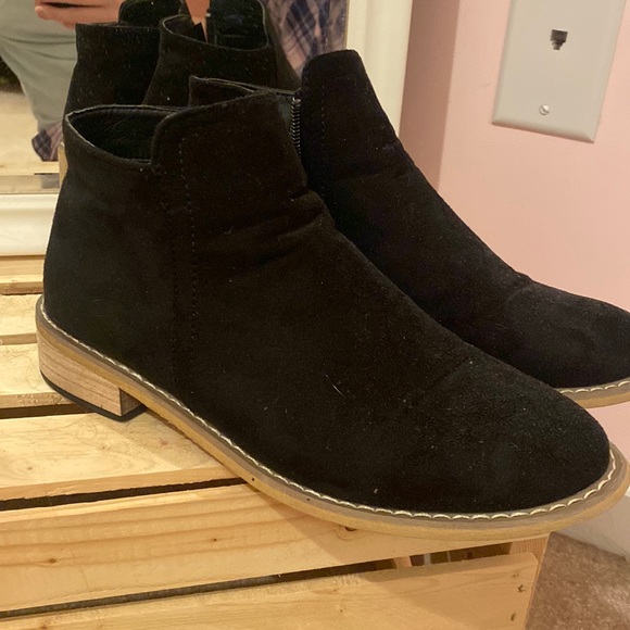 🧡 CLOSET CLEANOUT 5 for $50 SALE 🧡 Black Bootie - Picture 1 of 3